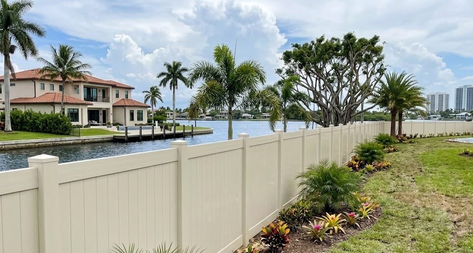 Fence Materials Compared for Dogs in Florida